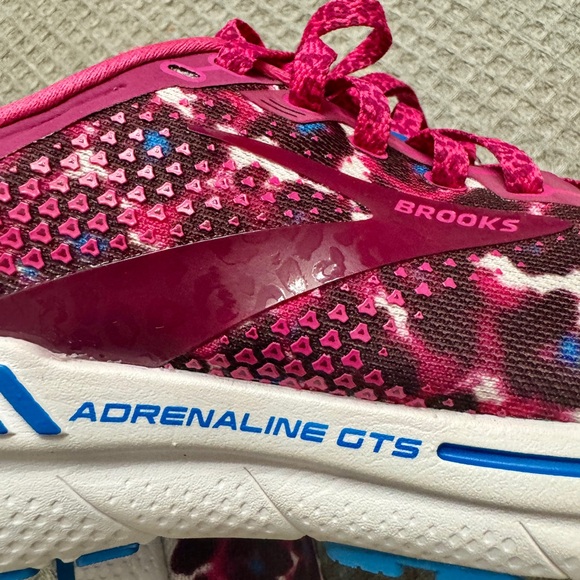 Women’s Adrenaline GTS 22 shoes. Special limited edition color. Like new. - Picture 3 of 7